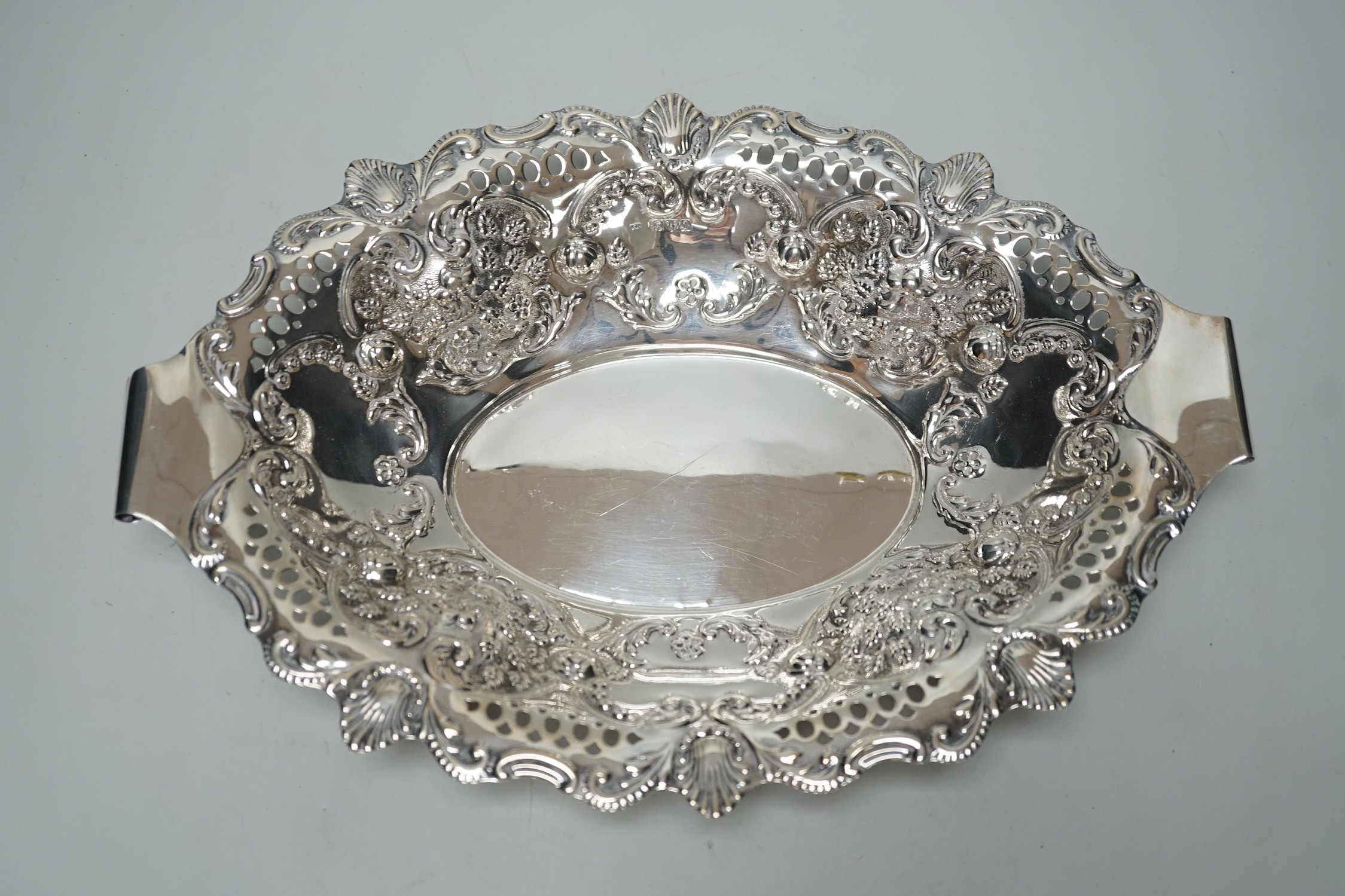 A late Victorian pierced silver oval fruit bowl, James Deakin & Sons, Chester,1897, length 32.4cm, 10.9oz.